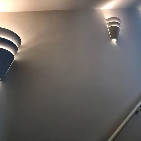 Villa A Due Piani Con Giardino E Piscina *