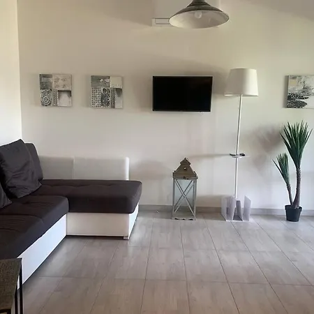 A Due Piani Con Giardino E Piscina *