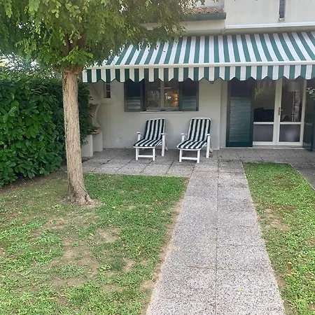A Due Piani Con Giardino E Piscina 杜纳维德