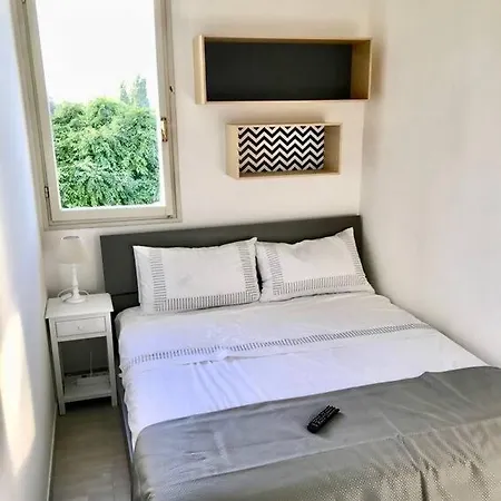 فيلة A Due Piani Con Giardino E Piscina دونا فيردي