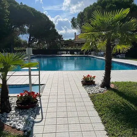 A Due Piani Con Giardino E Piscina *