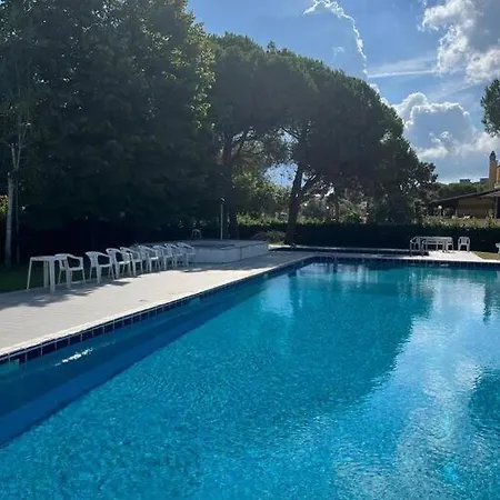 וילה A Due Piani Con Giardino E Piscina *