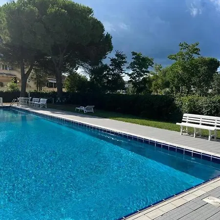 A Due Piani Con Giardino E Piscina * ドゥナ・ヴェルデ