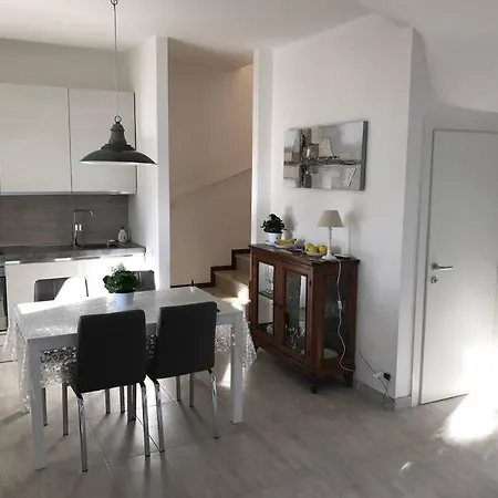 A Due Piani Con Giardino E Piscina וילה