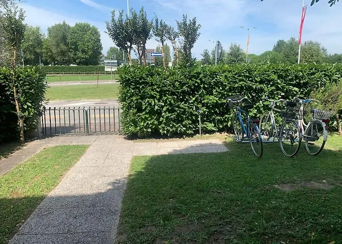 A Due Piani Con Giardino E Piscina فيلة دونا فيردي