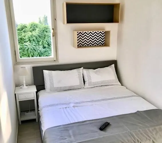 فيلة A Due Piani Con Giardino E Piscina دونا فيردي