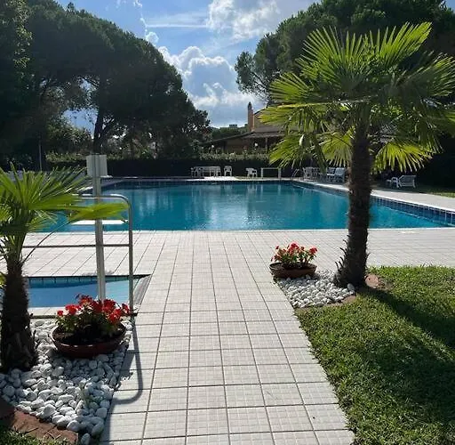 A Due Piani Con Giardino E Piscina *