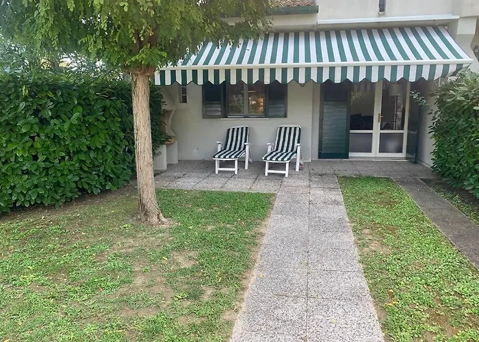 A Due Piani Con Giardino E Piscina دونا فيردي