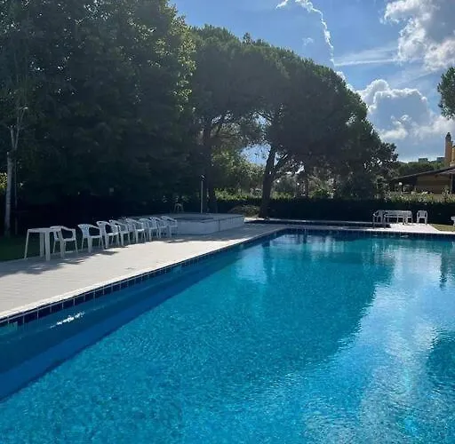 فيلة A Due Piani Con Giardino E Piscina *