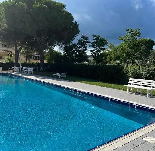 A Due Piani Con Giardino E Piscina * دونا فيردي