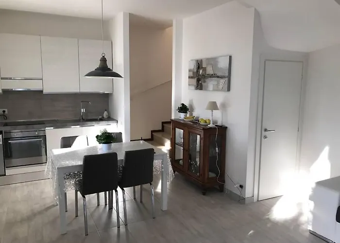 A Due Piani Con Giardino E Piscina فيلة